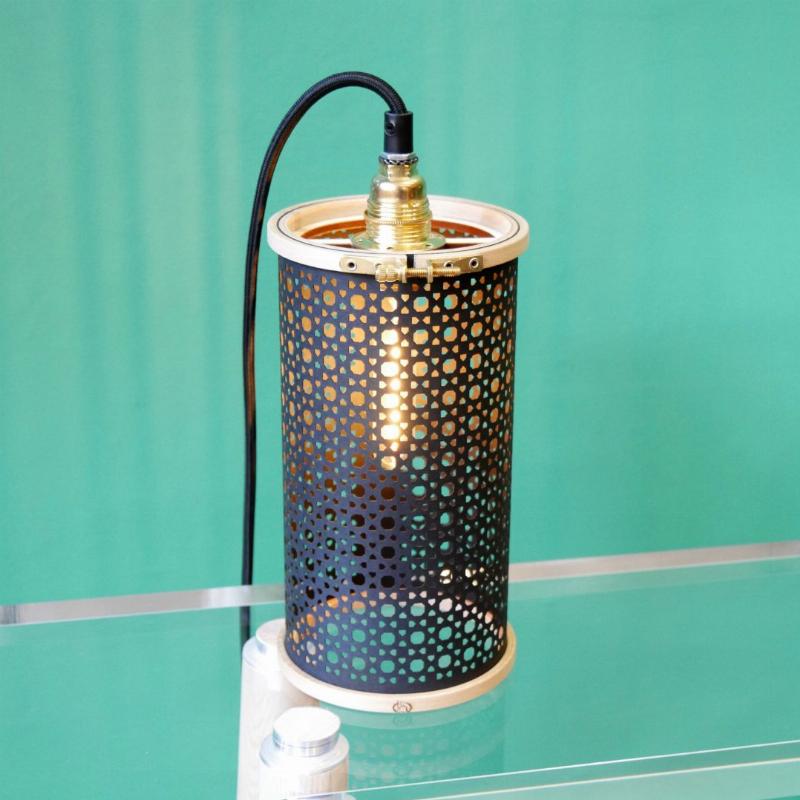 Artisan ébéniste travaillant sur une chaise dans un atelier traditionnel français, lumière douce