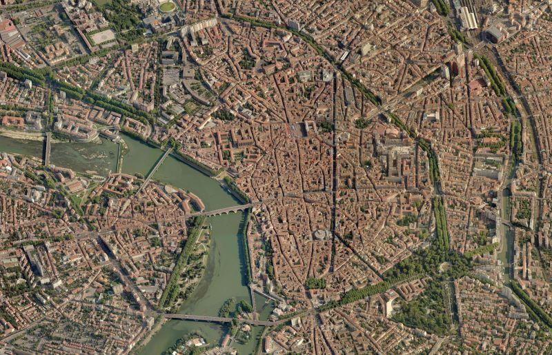 Architecture ancienne de fabrique à Toulouse avec briques rouges typiques