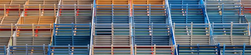 Façade d'architecture moderne en verre et métal reflétant le ciel, symbolisant l'innovation française