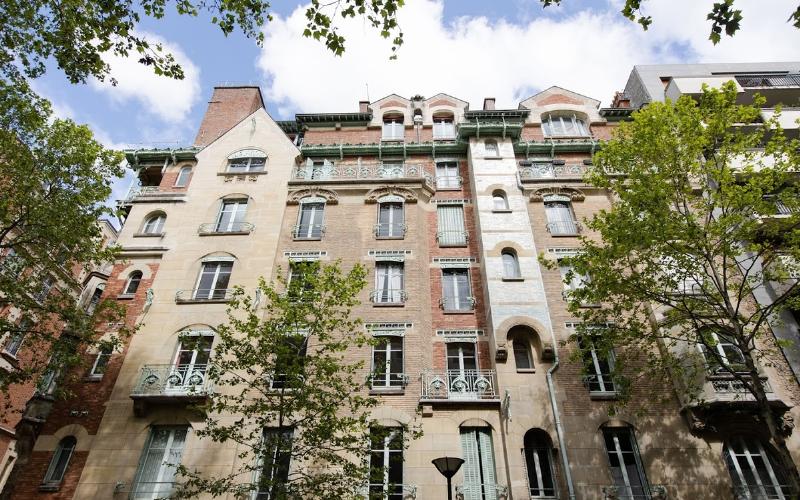 Façade d'un bureau d'architecture moderne à Paris