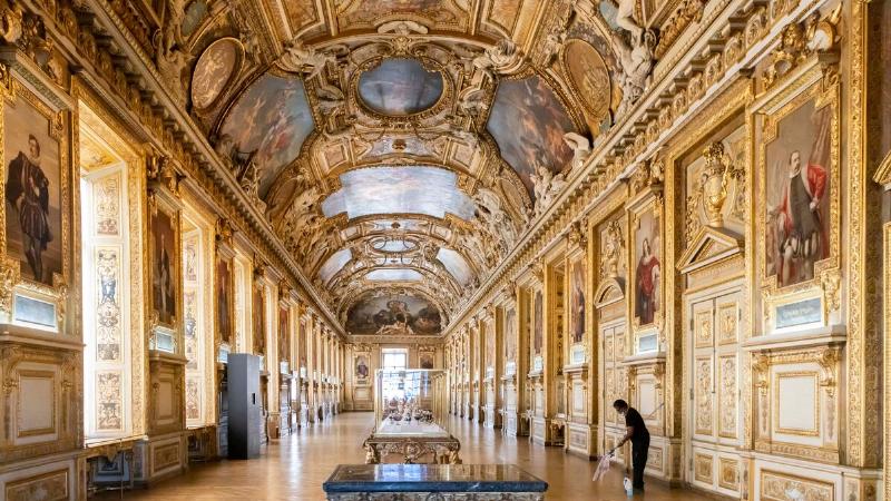 Majestueuse façade est du Louvre, chef-d'œuvre du classicisme parisien