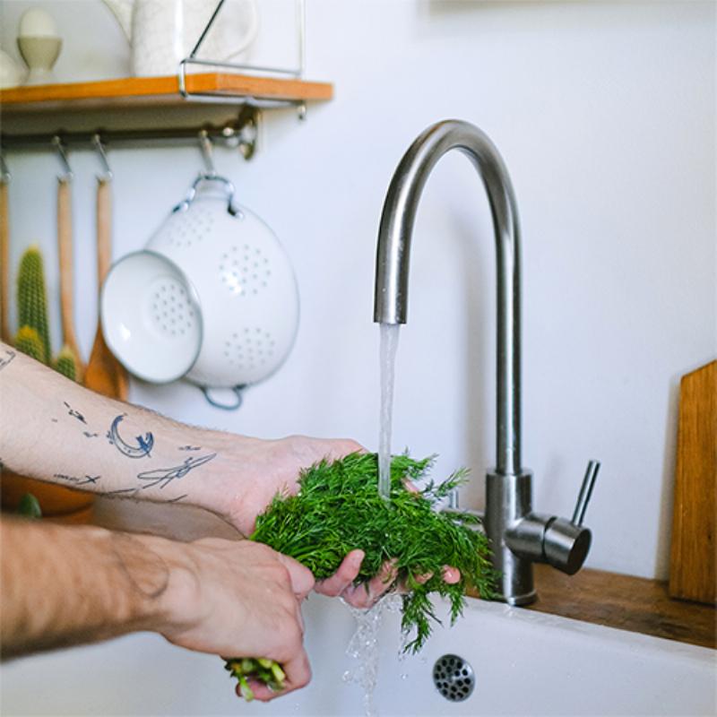 Façade d'une maison modern farmhouse sous une lumière douce du matin