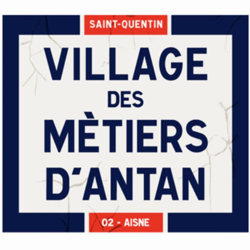 Famille dégustant des spécialités régionales lors d'une fête de village animée en France