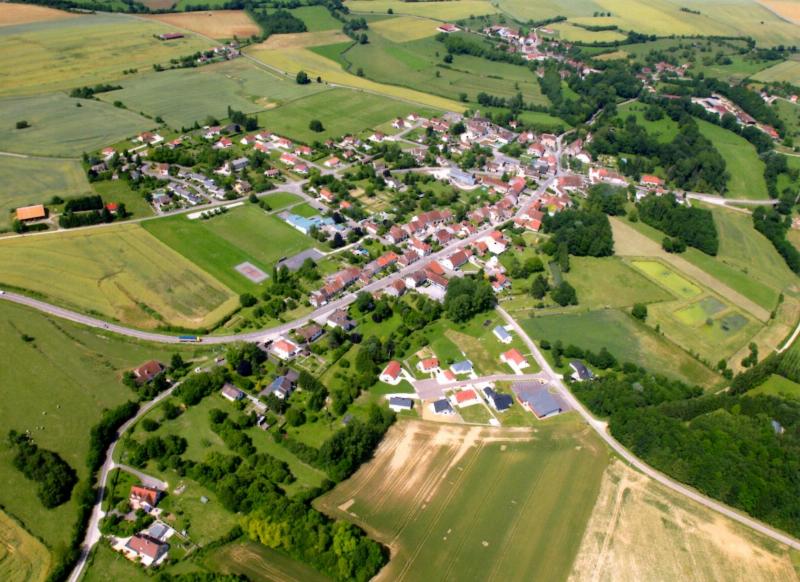Une famille souriante dans son salon, écoutant de la musique française via un assistant vocal, ambiance détendue