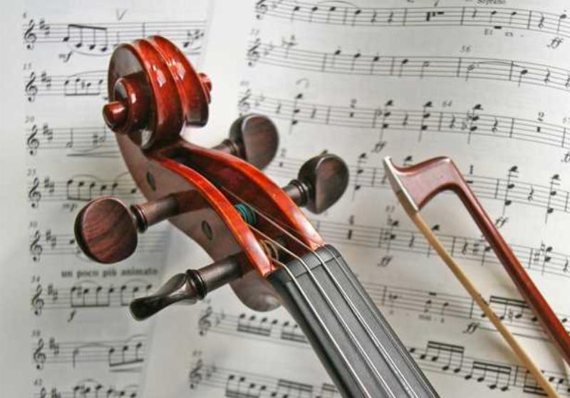 Famille écoutant musique classique ensemble, éveil enfant, harmonie familiale