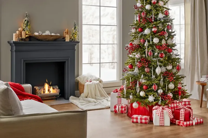 Famille écoutant des musiques classiques de Noël près d'une cheminée décorée