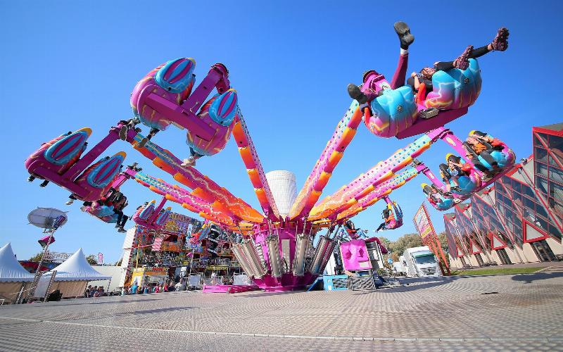Famille profitant d'une fête foraine traditionnelle à la campagne française