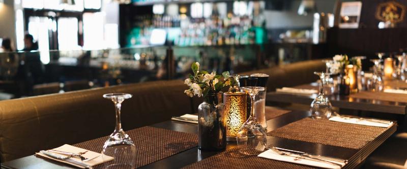 Une famille française célébrant un repas de fête traditionnel, mettant en avant la convivialité et la gastronomie