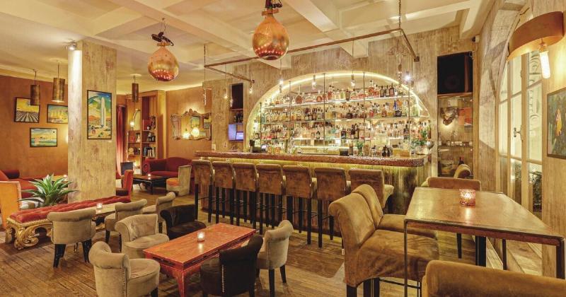 Une famille ou un groupe d'amis souriants planifiant leur visite de Notre-Dame de Paris à l'aide d'un guide ou d'une application.