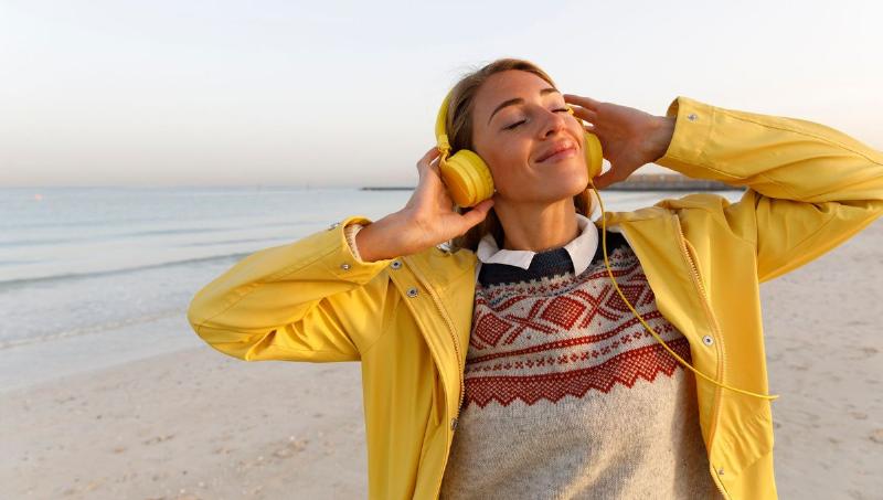 Un jeune fan écoutant la france musique la contemporaine avec un casque et un sourire