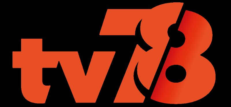 Une main tenant un téléphone votant pour une émission de chant interactive