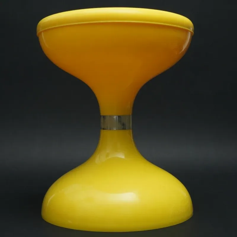 Fauteuil LC1 Le Corbusier mis en valeur par la lumière naturelle, soulignant la qualité des matériaux et la durabilité du design.