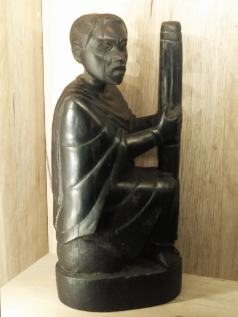 Un fauteuil Le Corbusier LC3 intégré élégamment dans un salon moderne avec des éléments de design français.