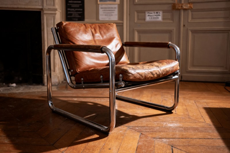 Fauteuil Le Corbusier LC2 original dans un intérieur moderne, mettant en valeur son design emblématique et sa structure minimaliste