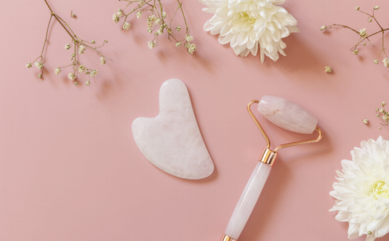 Une femme française élégante appliquant un sérum, reflétant l'art du soin et la beauté naturelle