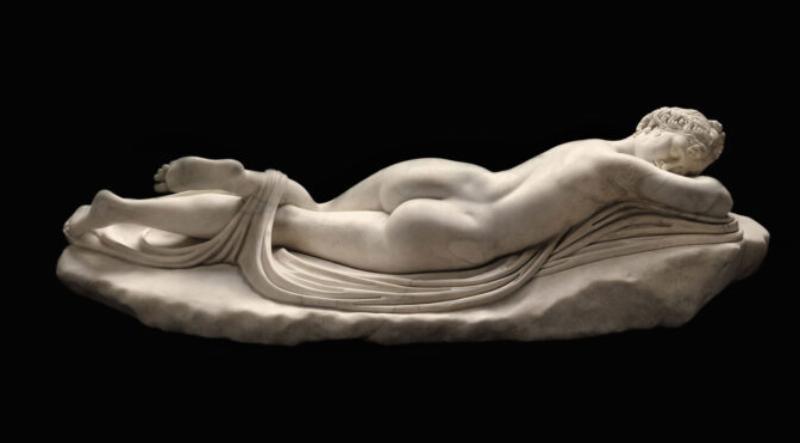 Une statue de femme en marbre représentant une figure gracieuse et idéalisée de la Renaissance française