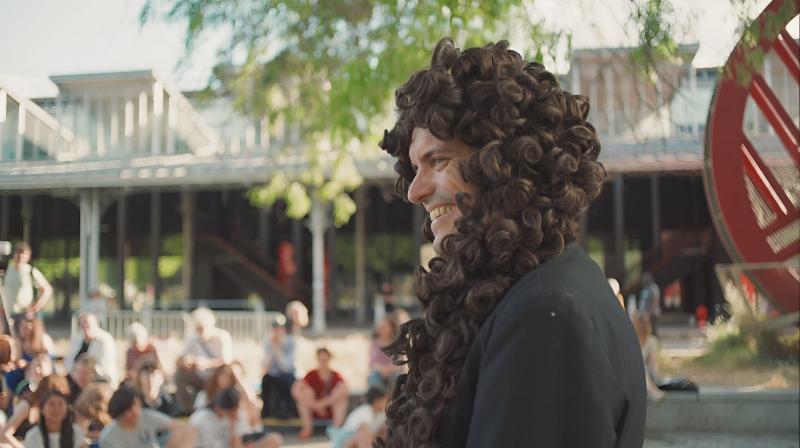 Public joyeux lors d'un festival de chanson française connue, en plein air