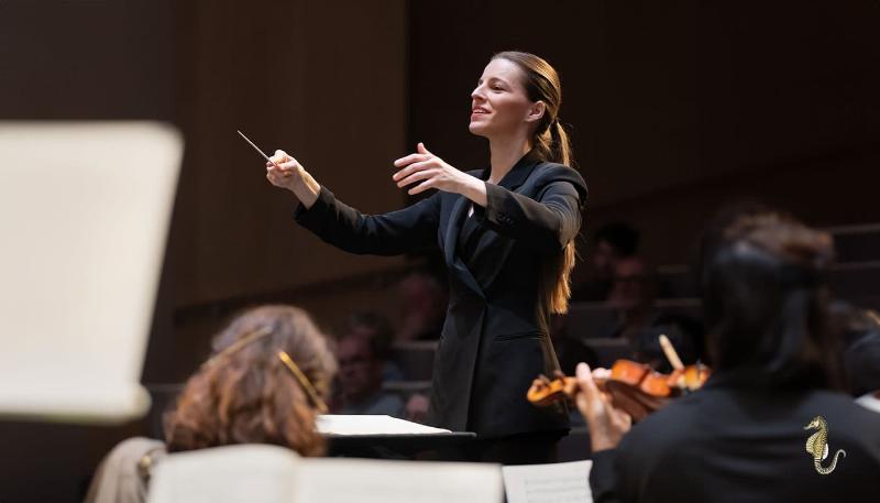 Orchestre symphonique jouant sur scène lors d'un festival de musique classique à Bruxelles