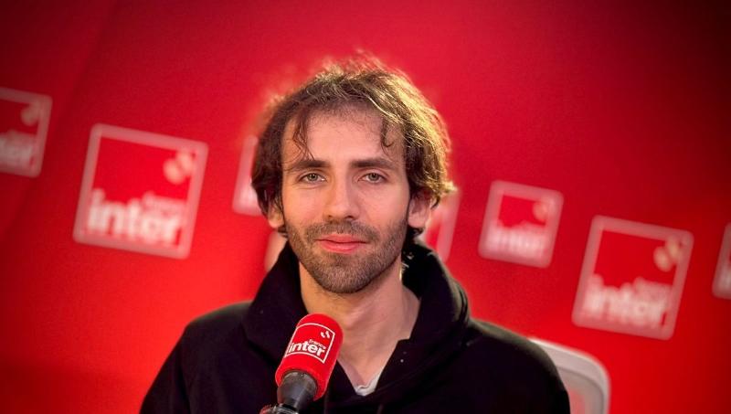 Grand orchestre international interprétant musique classique dans un festival européen