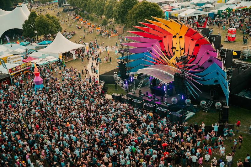 Festival Musique Classique Montreux: Vue panoramique du Lac Léman avec un orchestre se produisant
