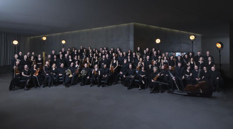 Le vibrant orchestre symphonique jouant au festival de musique classique de Strasbourg, une scène captivante.