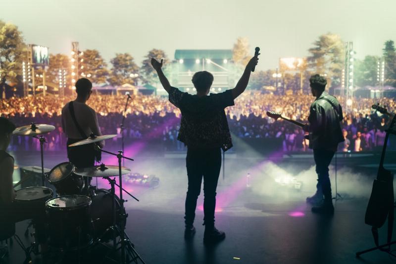 Public international et diversifié lors d'un festival de musique classique en Europe