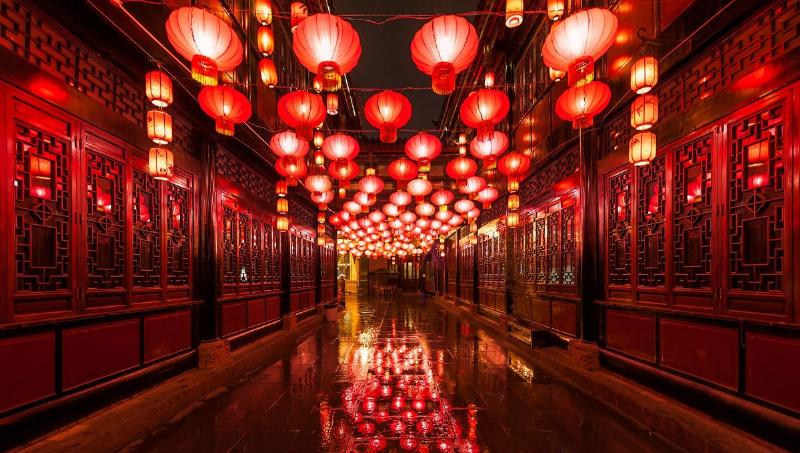 Famille française réunie pour un repas de Noël festif, riant et partageant des plats traditionnels