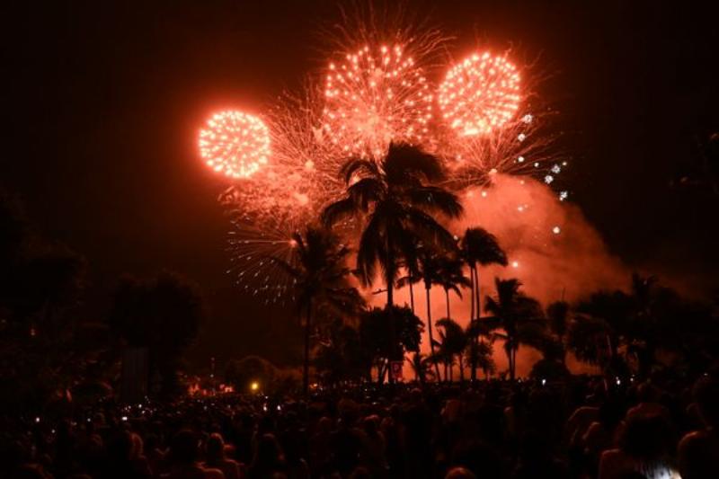 Spectacle de feux d'artifice au-dessus d'un monument emblématique en France lors d'une fête calendaire de juillet