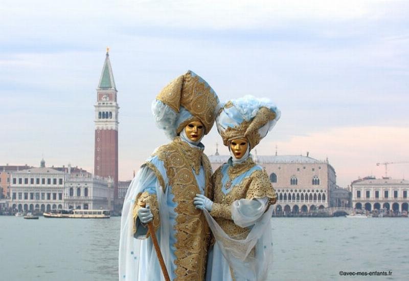 Costumes somptueux et masques vénitiens lors d'une des plus grandes fêtes du monde