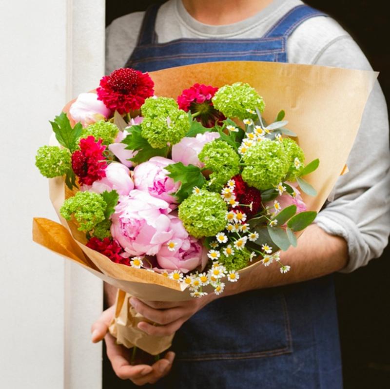 Une famille française célébrant une date de fête avec des petits cadeaux et des fleurs