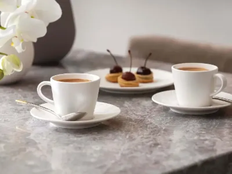 Élégante table dressée pour une fête de la France avec verres et gastronomie raffinée
