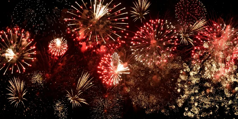 Feux d'artifice éclatants au-dessus d'un bal populaire animé pour la fête de la France