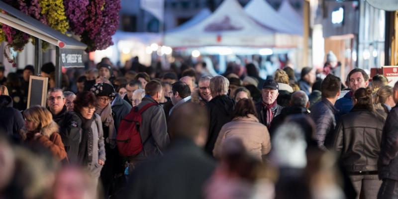 Scène de fête des Français autour de la culture du vin et du terroir