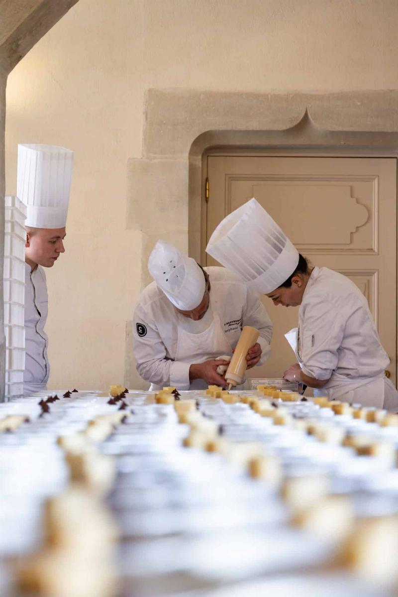 Repas de famille convivial pour une Fête des Français, mettant en valeur la gastronomie et le partage