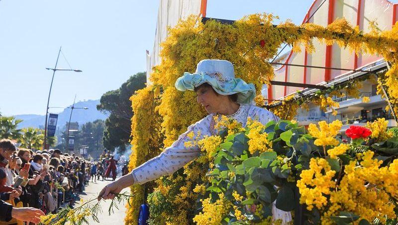 Défilé floral de la Fête du Mimosa à Mandelieu-la-Napoule, une autre fête février 