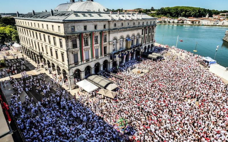 Foule joyeuse en blanc et rouge lors des Fêtes de Bayonne dans le sud-ouest de la France