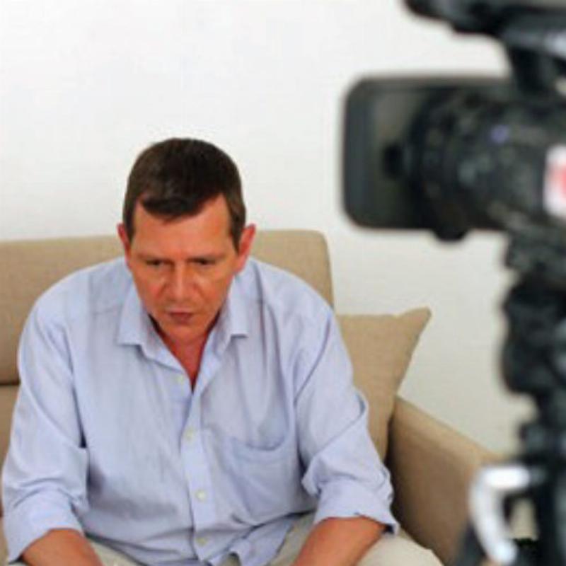 Des amis réunis autour d'une table dressée dans un jardin ensoleillé, partageant un repas convivial avec des plats français et du vin, incarnant la chaleur et le plaisir de la **fête française** entre proches.