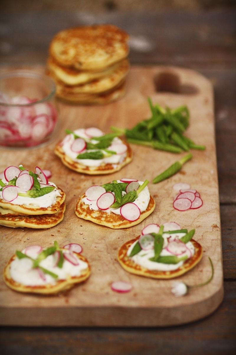 Gastronomie de la fête de mars en France avec asperges et radis