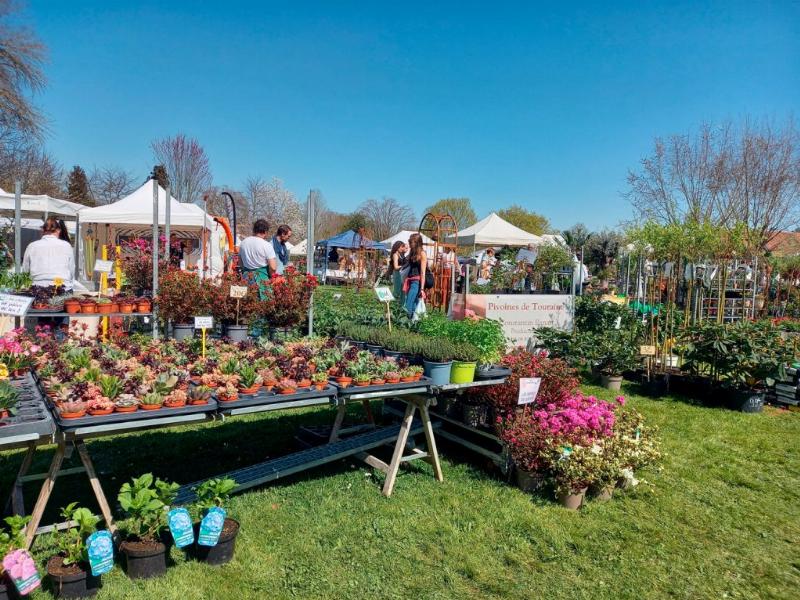Jeunes célébrant la Fête de la Musique dans les rues de Paris, ambiance joyeuse et conviviale