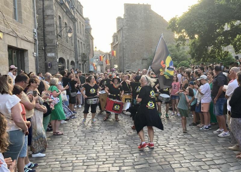 Foule joyeuse dans les rues de Paris lors de la Fête de la Musique, avec des musiciens