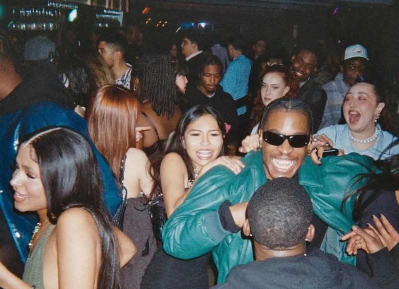 Musiciens et danseurs dans les rues de Paris, célébrant la Fête de la Musique populaire