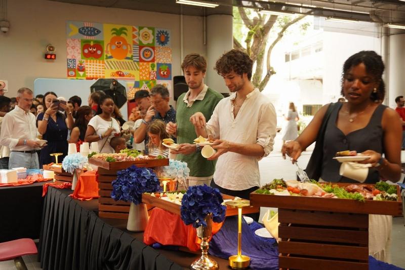 Participants joyeux lors d'un bal des pompiers pendant la fête nationale française