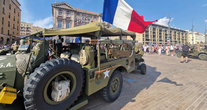 Célébration d'une fête traditionnelle française avec des costumes d'époque et de la musique