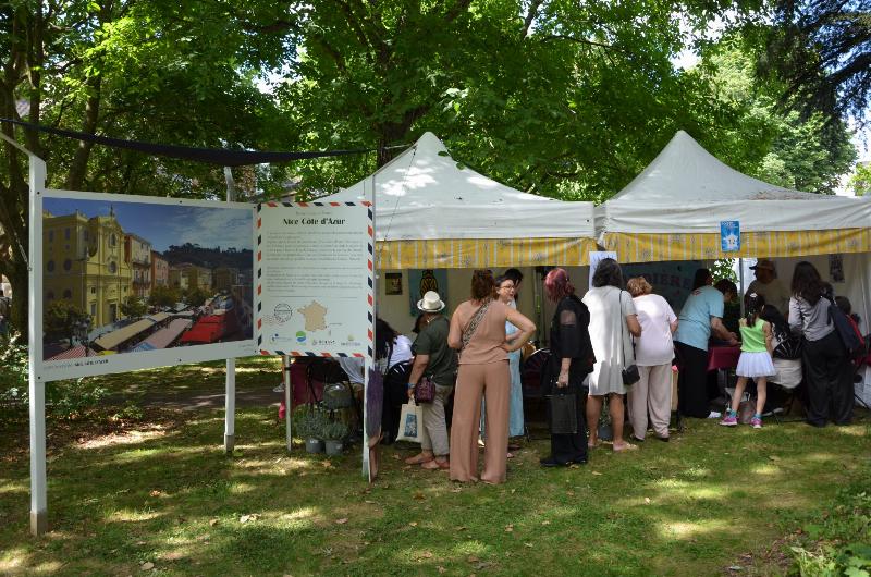 Scène joyeuse d'une fête de village traditionnelle française avec des gens dansant et des musiciens locaux, ambiance festive et conviviale