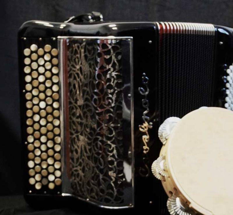 Ambiance joyeuse et communauté réunie lors d'une fête de ville française typique