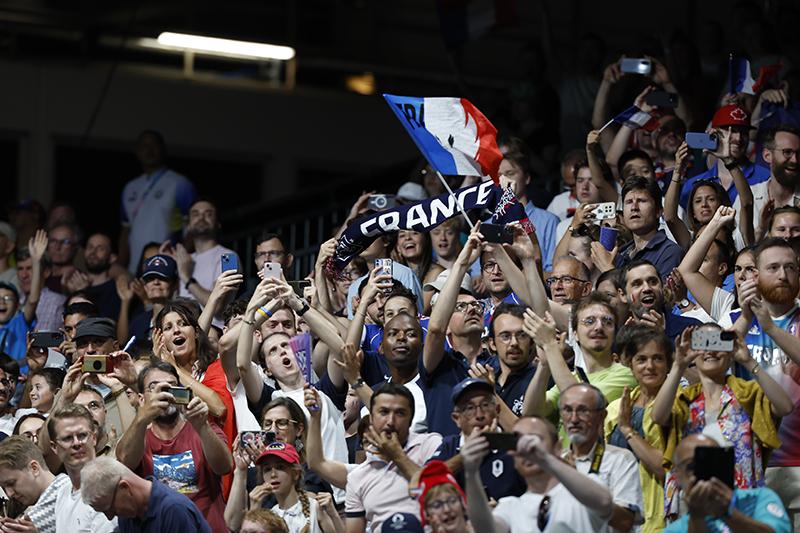 Impact social et culturel des fêtes du calendrier français sur la vie quotidienne et la cohésion nationale