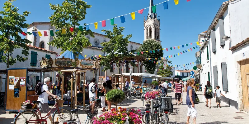 Feux d'artifice éclatants au-dessus d'un monument historique pour les fêtes en France