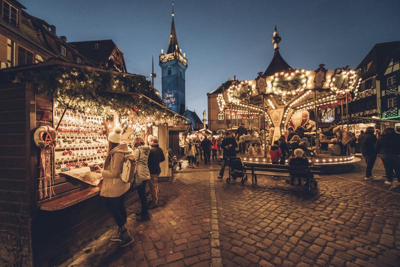 Ambiance magique d'un marché de Noël traditionnel alsacien pendant les fêtes en France