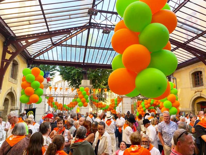 Ambiance joyeuse et dégustation de produits locaux lors d'une des nombreuses festivitees gastronomiques en France