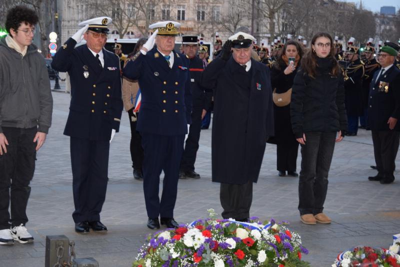 Famille française réunie et souriante partageant un repas de fête typique lors des célébrations du mois, illustrant la convivialité